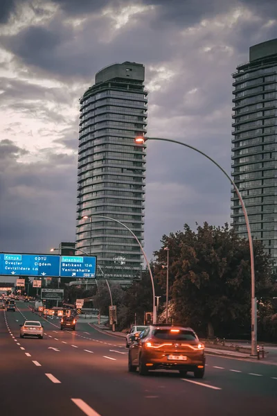 夕方の高速道路に見られる近代的な建物 — ストック写真