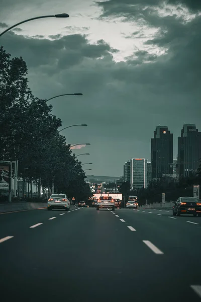 Geceleyin otoyolda giden araçlar