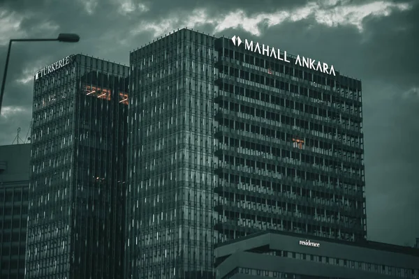 Akşamları otoyolda modern binalar görülüyor.