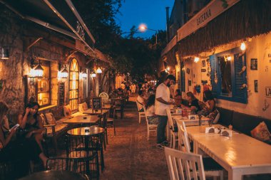 Şehirdeki bir restoranın içinde.