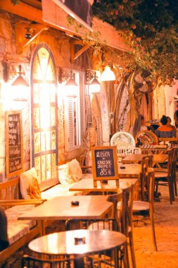 Şehirdeki bir restoranın içinde.