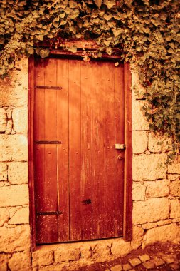 Pencereli eski ahşap kapı
