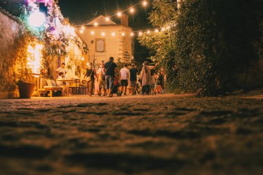 Dağlarda asfalt yolda.