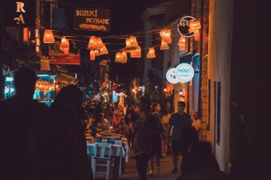 Dağlarda asfalt yolda.