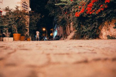 Dağlarda asfalt yolda.