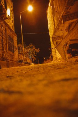 Dağlarda asfalt yolda.