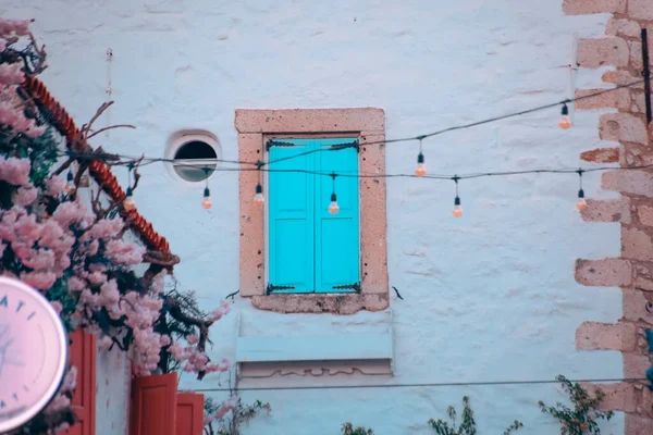 Pencereli eski ahşap kapı