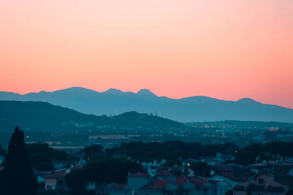 Dağların ardında güzel bir gün batımı