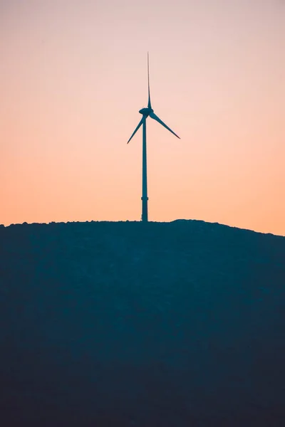 日落时的风力涡轮机轮廓 — 图库照片