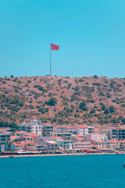 Bandera Turca Ondeando Colina Junto Mar —  Fotos de Stock