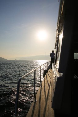 Dağlarda asfalt yolda.