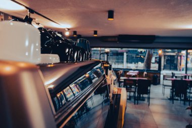 Dağlarda asfalt yolda.