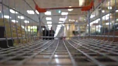 Süpermarkette alışveriş yapmak süper market tramvayı ile