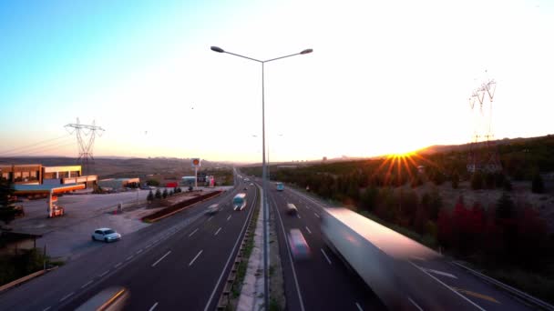 日没時に流れる交通 長時間露光 — ストック動画