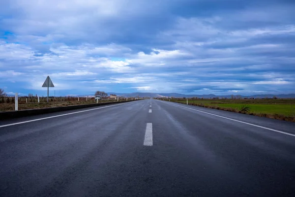 山の中の道路上のアスファルト高速道路 — ストック写真