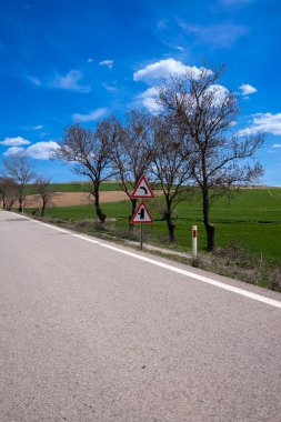 Güzel köy yolu ve yol işaretleri
