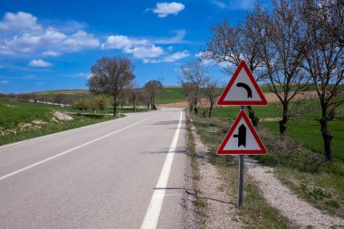 Güzel köy yolu ve yol işaretleri