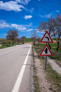 Güzel köy yolu ve yol işaretleri