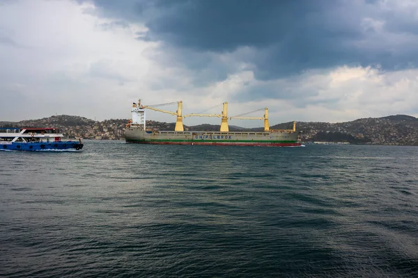 Boğaz ve Boğaz 'dan geçen gemiler