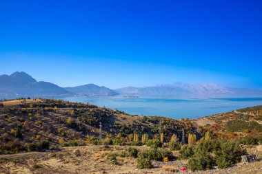 Sonbaharda dağların arasında güzel göl manzarası