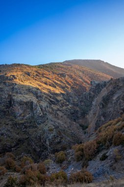 Dağlar arasındaki derin kanyon