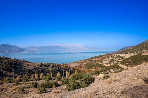 Sonbaharda dağların arasında güzel göl manzarası
