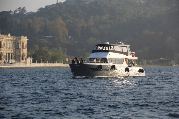 Boğaz 'da lüks bir yat turu.