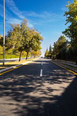 Sonbaharda boş şehir sokakları