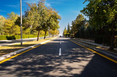 Sonbaharda boş şehir sokakları