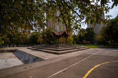 Sitenin içinde güzel bir çardak boşalt