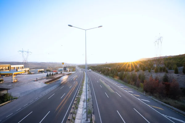 日落时高速公路上的车流 运动模糊 快速模糊 长期暴露 — 图库照片