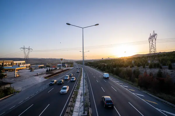 日落时分高速公路上的车流 — 图库照片