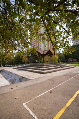 Sitenin içinde güzel bir çardak boşalt