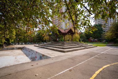 Sitenin içinde güzel bir çardak boşalt