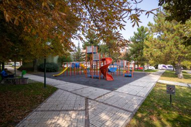 Sitenin içinde boş ve güzel çocuk parkı