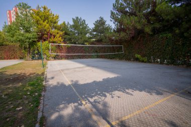 Dışarıda voleybol sahası boş.