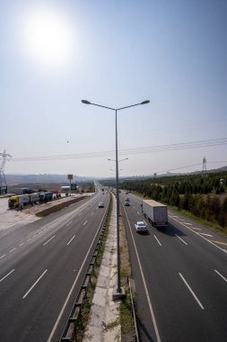 Otoyolda trafik akıyor.