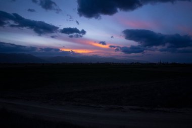 Gün batımında bulutların arasında harika renkler oluştu.