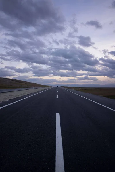 Gün batımında terk edilmiş otoban