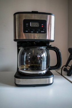 Kahve makinası kahve yapmaya başladı.