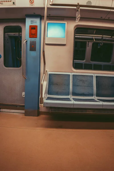 Boş Metro Yolcularını Bekliyor — Stok fotoğraf