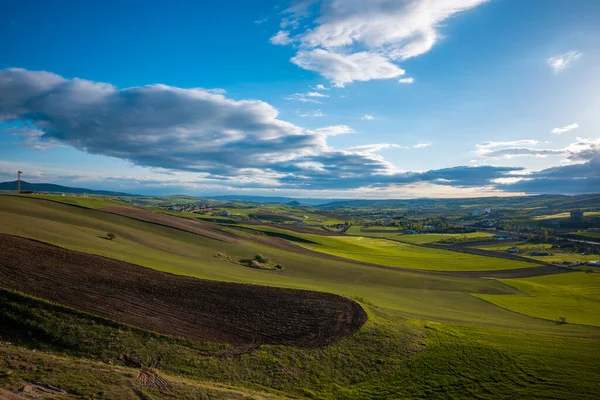 Bulutlu gök mavisi harika gökyüzü yemyeşil tarlalar ve ovalar