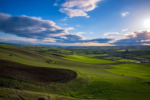 Bulutlu gök mavisi harika gökyüzü yemyeşil tarlalar ve ovalar