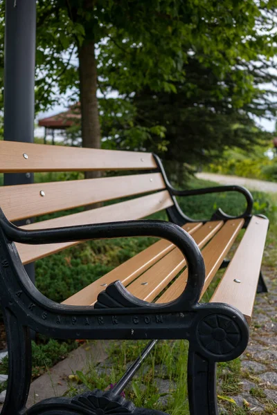 Prázdná Lavička Zeleném Krásném Parku — Stock fotografie