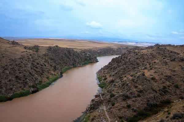 Río Borroso Por Lluvia Que Fluye Través Del Cañón —  Fotos de Stock
