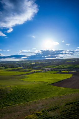 Arkaplanda dağların güzel manzarası.