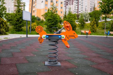 Çocuk parkında robot çocuk.