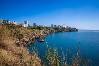 Batumi plajı ve denizin panoramik manzarası.