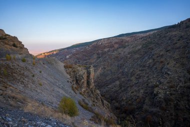 Gün batımında güzel dağ manzarası