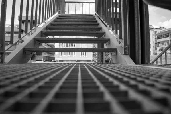 鋼鉄柵が付いている階段 黒と白の写真 — ストック写真